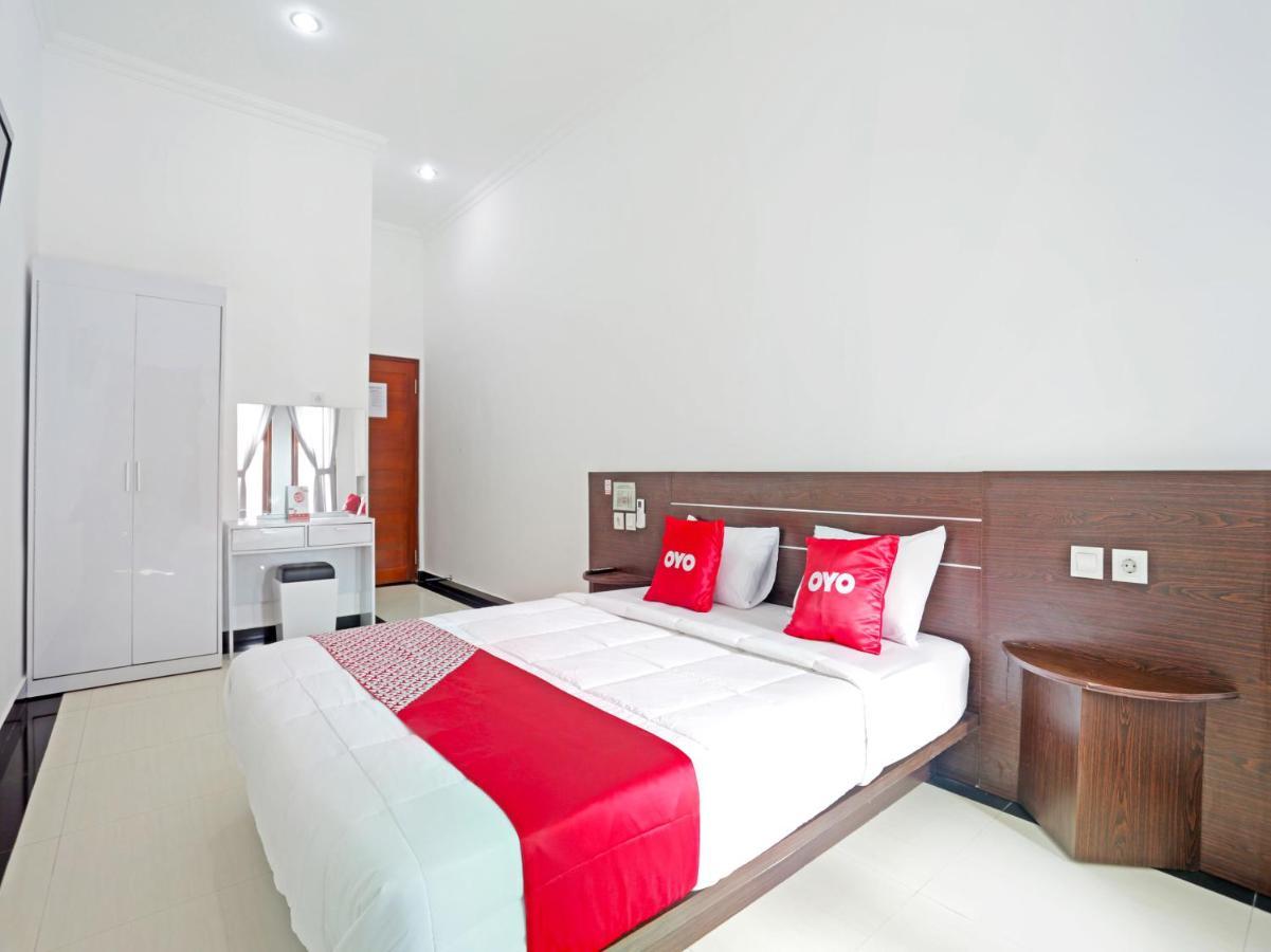 Oyo 90859 Cahaya Guest House Pesanggaran Экстерьер фото